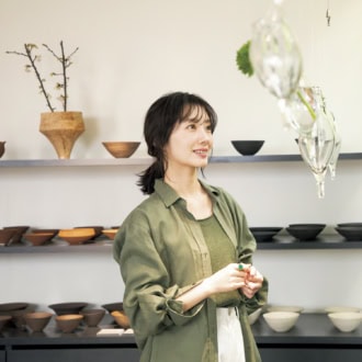 【波瑠の沖縄クラフト旅】〈HIZUKI〉ガラス作家・おおやぶみよさんが手掛ける作品にうっとり