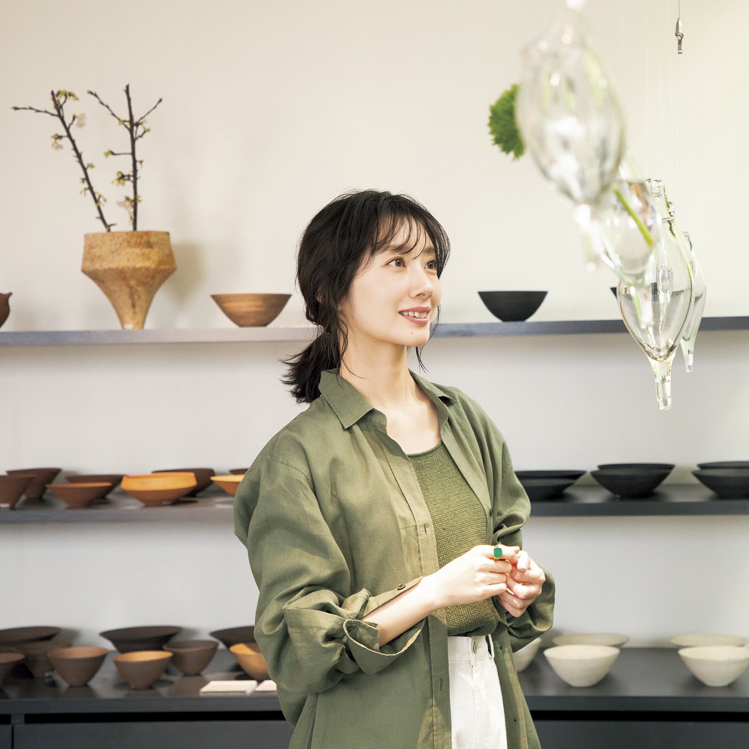 波瑠の沖縄クラフト旅】〈HIZUKI〉ガラス作家・おおやぶみよさんが
