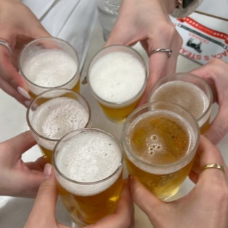 『ジャッキーステーキハウス』オリオンビールで「カリー！」（沖縄の乾杯の掛け声）