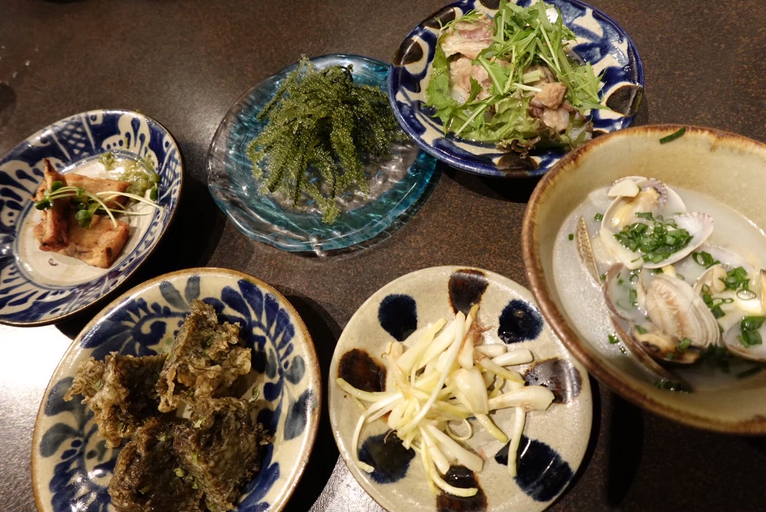 沖縄料理　島らっきょう、ゴーヤの天ぷら、海ぶどう
