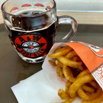『A&W 牧港店』の「ルートビア」と、「カーリーポテトフライ」