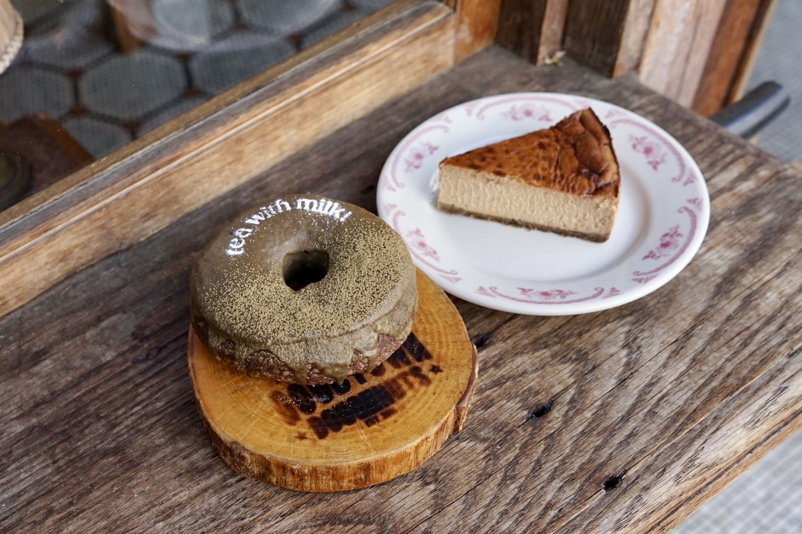 期間限定で販売されるミルクティーを使ったチーズケーキとドーナツ