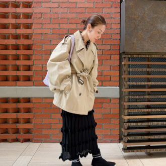 【スナップ】パープルのバッグがアクセント。「CLANE」のトレンチコートで作るワンランク上のお出かけコーデ