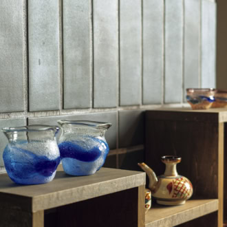 LOUNGE SHARE。酒器はやちむんや琉球ガラスから好みのものを選べる。