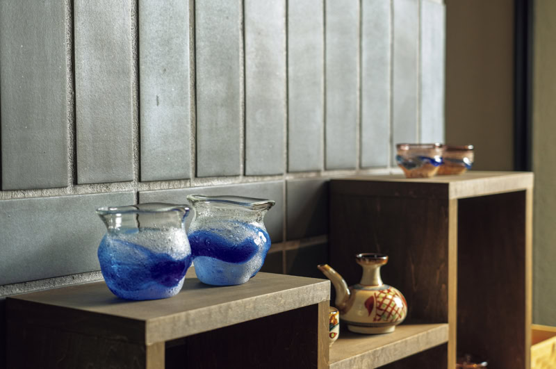 LOUNGE SHARE。酒器はやちむんや琉球ガラスから好みのものを選べる。