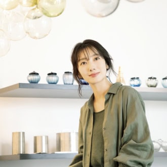 ガラス作家・おおやぶみよさんが主宰するギャラリー「HIZUKI」に居る波瑠さん