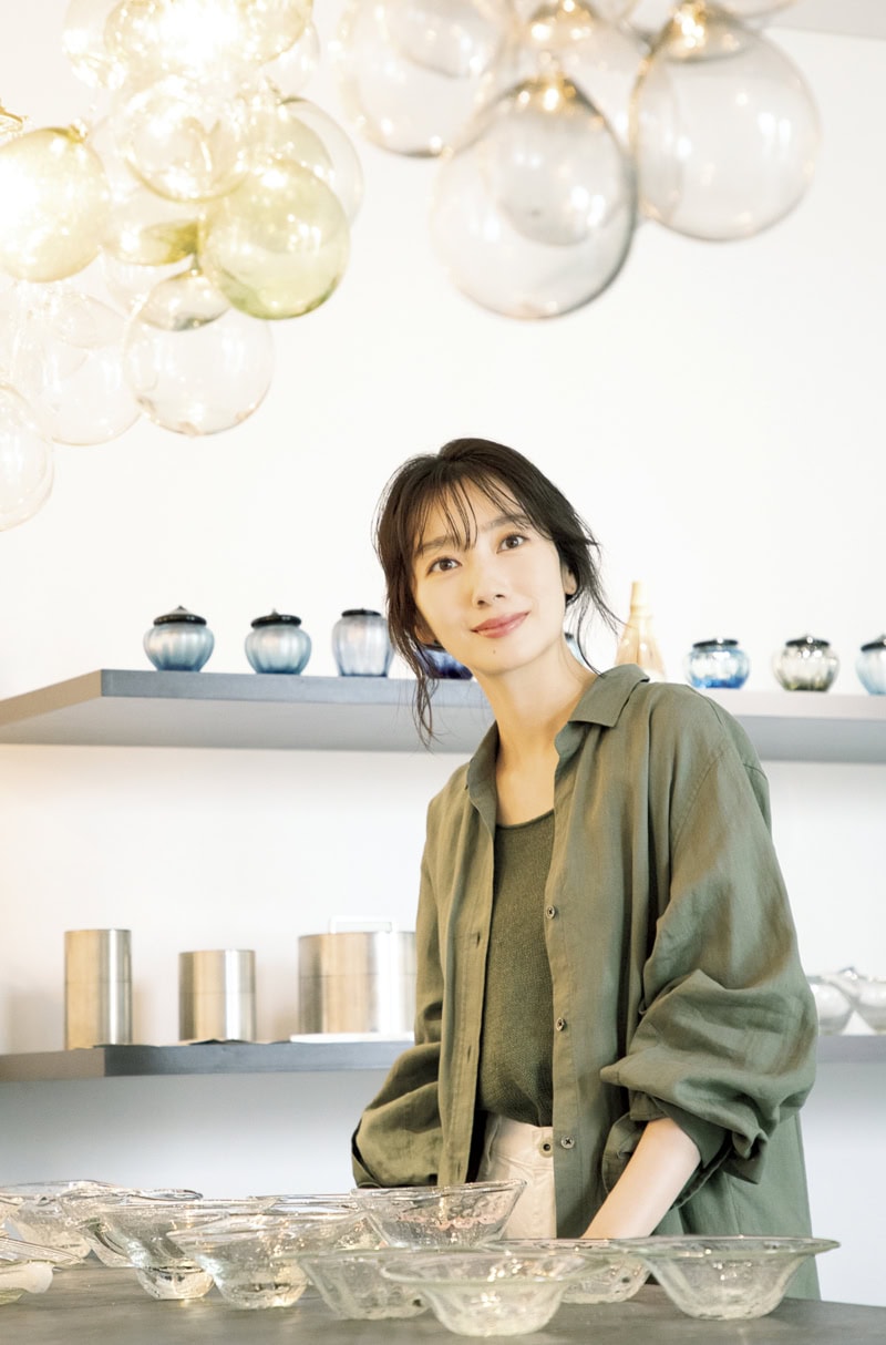 ガラス作家・おおやぶみよさんが主宰するギャラリー「HIZUKI」に居る波瑠さん