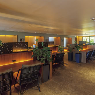 グランディスタイル沖縄読谷ホテル＆リゾートのラウンジの一つ「POOL LOUNGE CHILLAX」