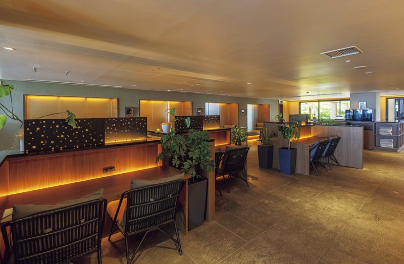 グランディスタイル沖縄読谷ホテル&リゾートのラウンジの一つ「POOL LOUNGE CHILLAX」