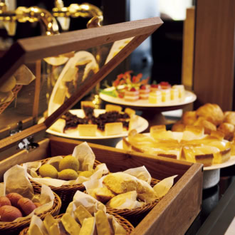 いつでも軽食の用意があるのはCHILLAXだけ。アフタヌーンティーやバータイムなど時間帯によってメニューが変わるので何度でも来たくなる。