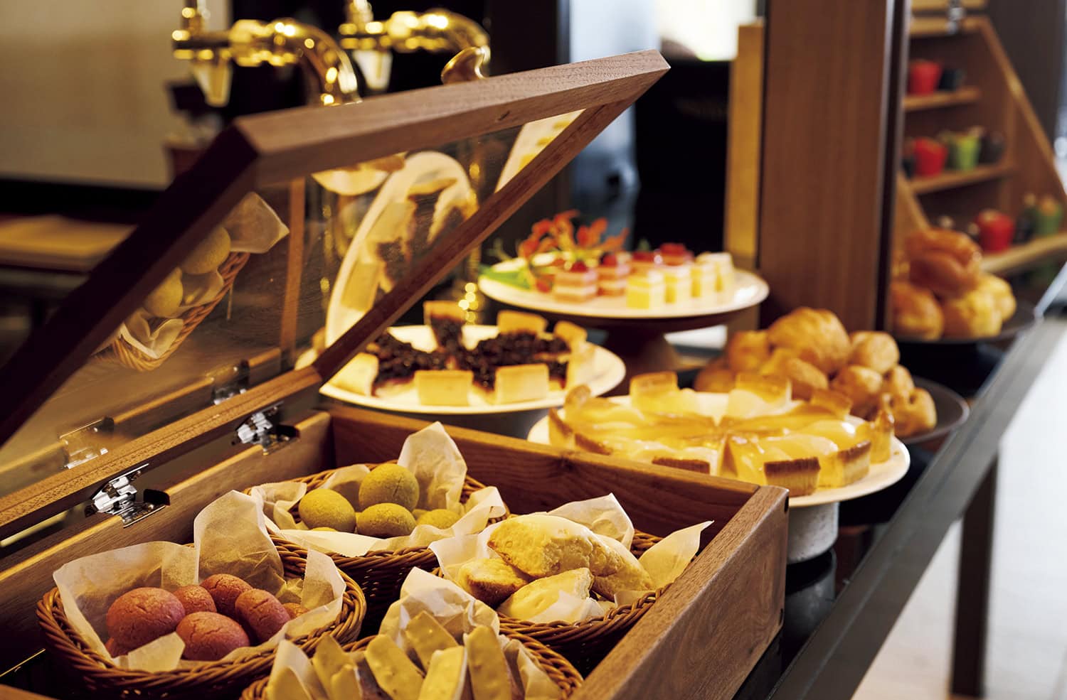 いつでも軽食の用意があるのはCHILLAXだけ。アフタヌーンティーやバータイムなど時間帯によってメニューが変わるので何度でも来たくなる。