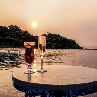 POOL LOUNGE CHILLAX。プールに隣接しており海や星空を眺めながらワインやカクテルを楽しめる。夕日を浴びながらプールで乾杯する時間は至福の時。