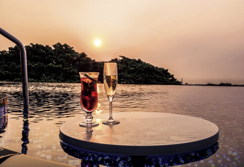 POOL LOUNGE CHILLAX。プールに隣接しており海や星空を眺めながらワインやカクテルを楽しめる。夕日を浴びながらプールで乾杯する時間は至福の時。