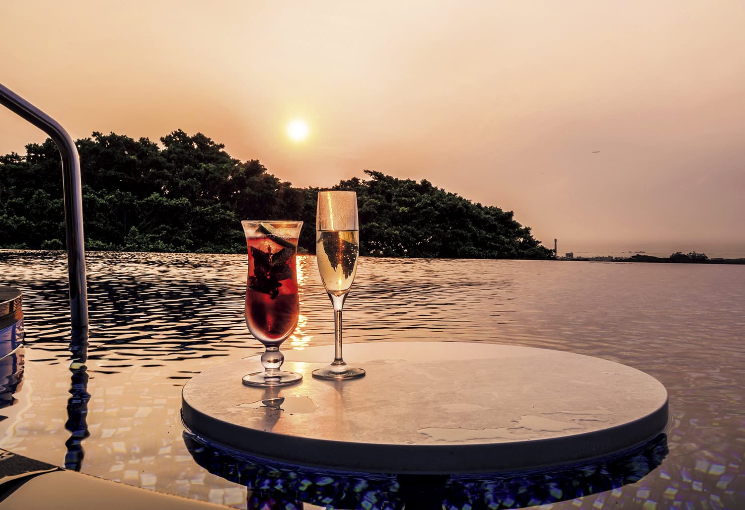 POOL LOUNGE CHILLAX。プールに隣接しており海や星空を眺めながらワインやカクテルを楽しめる。夕日を浴びながらプールで乾杯する時間は至福の時。