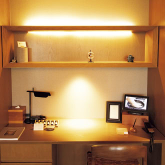 グランディスタイル 沖縄読谷ホテル＆リゾートの各部屋にあるデスク。