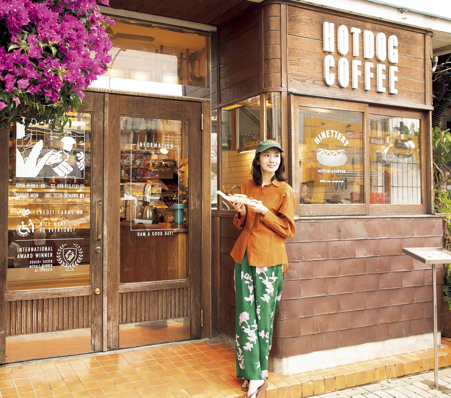 本格ドイツ製法で作るハム、ソーセージの専門店「TESIO」の前でホットドッグを手に持つ波瑠さん