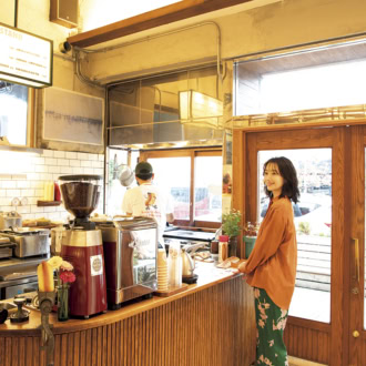 ホットドッグは入口近くのカウンターでオーダー。コーヒーやレモネードなどドリンクメニューも充実。