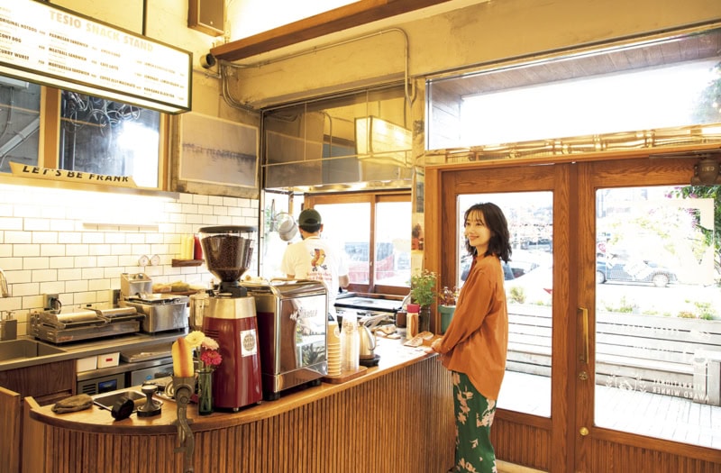 ホットドッグは入口近くのカウンターでオーダー。コーヒーやレモネードなどドリンクメニューも充実。