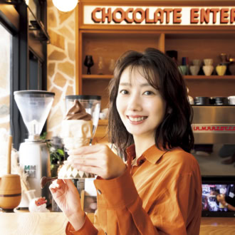 沖縄発のチョコレート専門店「タイムレスチョコレート」でソフトクリームを手に持つ波瑠さん