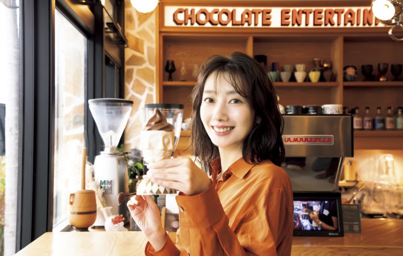 沖縄発のチョコレート専門店「タイムレスチョコレート」でソフトクリームを手に持つ波瑠さん