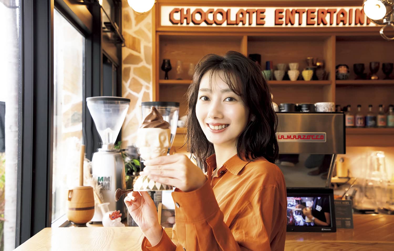 沖縄発のチョコレート専門店「タイムレスチョコレート」でソフトクリームを手に持つ波瑠さん
