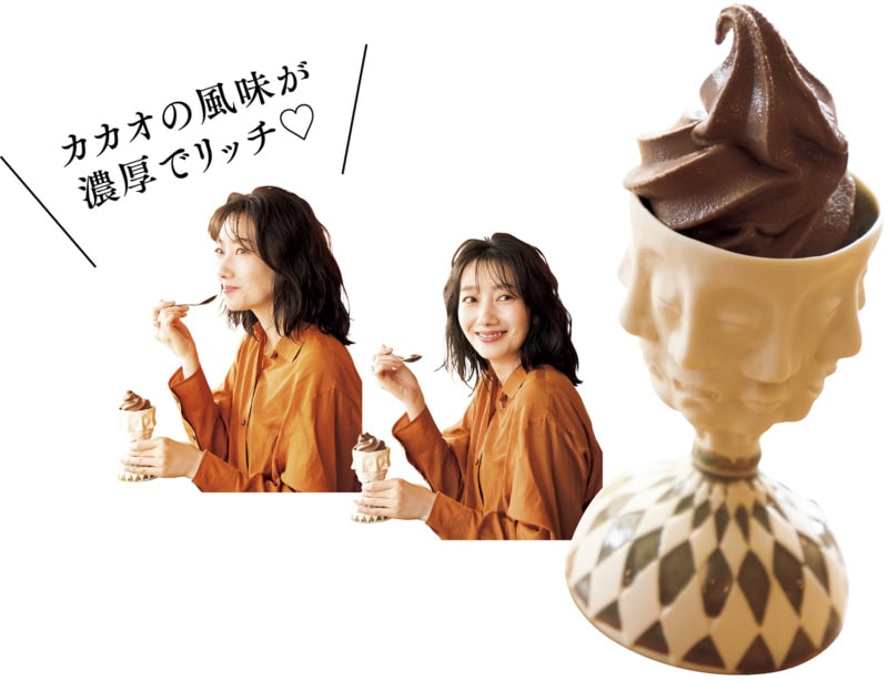カカオ100％のコロンビア産チョコレートを使ったリッチな味わいのソフトクリーム。¥550と、ソフトクリームを食べる波瑠さん「カカオの風味が濃厚でリッチ♡」