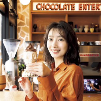 【波瑠の沖縄クラフト旅】お土産をお買い物♡〈タイムレスチョコレート〉の好奇心を刺激するチョコに夢中！