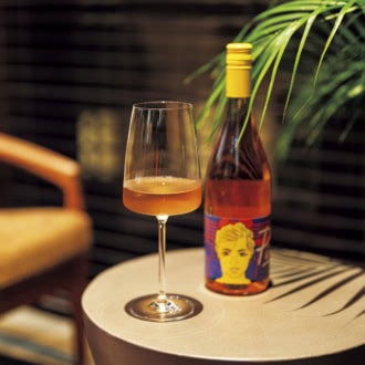 WALL_OKINAWA。テーマはアートとナチュラルワイン。波の音が流れるミニマルで心地よい空間。