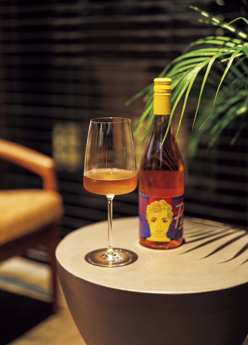 WALL_OKINAWA。テーマはアートとナチュラルワイン。波の音が流れるミニマルで心地よい空間。