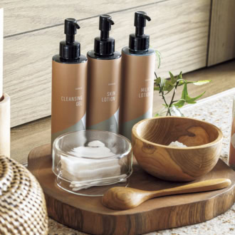 化粧水、乳液、クレンジング、バスソルトや歯ブラシなどのバスアメニティ