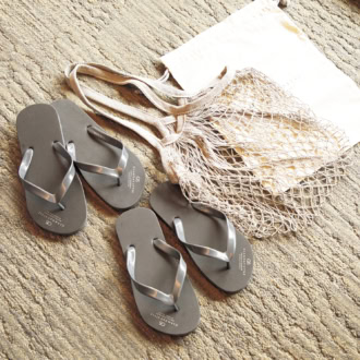 グレーが大人っぽいビーチサンダル＆メッシュバッグ。アメニティで持ち帰りOK。