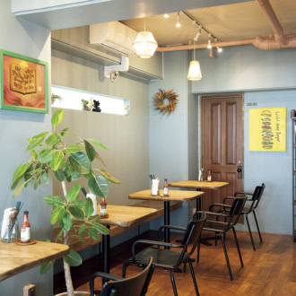 ブルーを基調にした可愛らしい店内の「ブルーポイント ファラフェル&コーヒー」