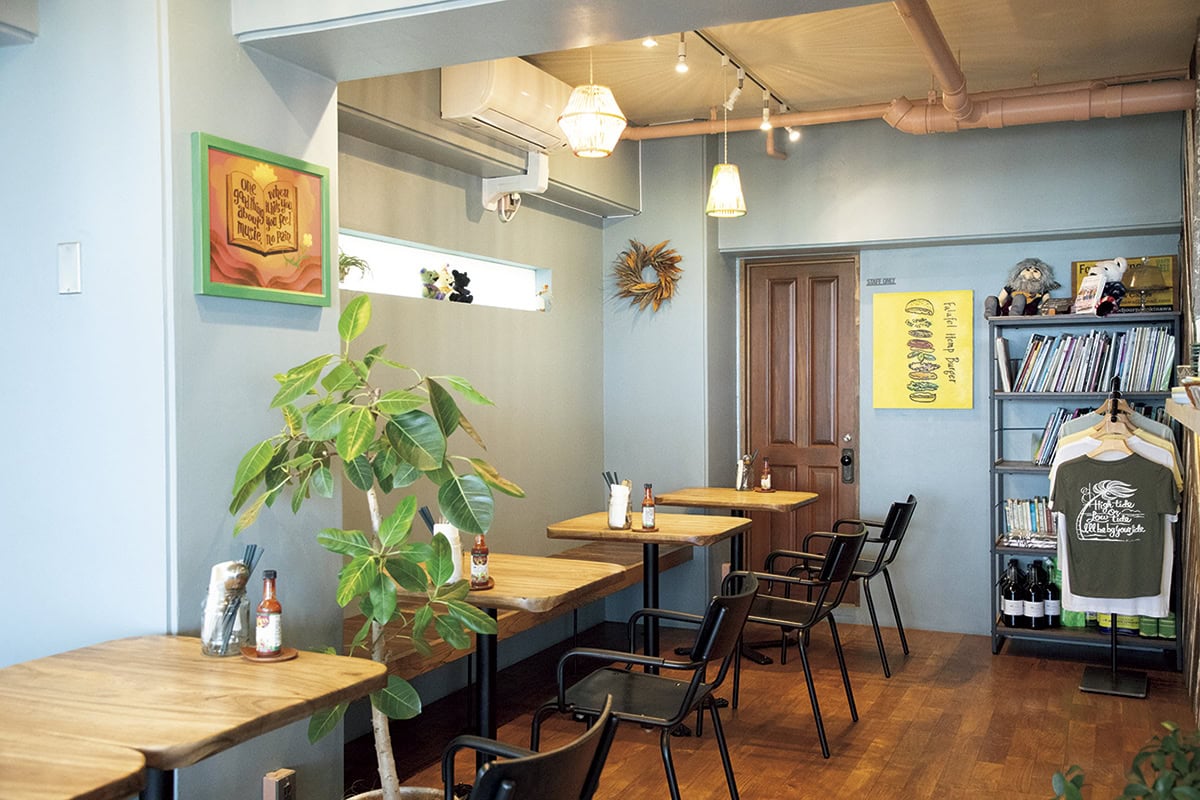 ブルーを基調にした可愛らしい店内の「ブルーポイント ファラフェル＆コーヒー」