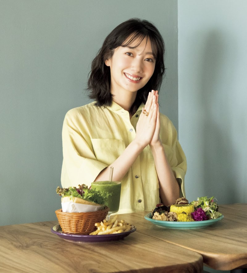 沖縄の有機野菜を使ったヴィーガンカフェ「ブルーポイント ファラフェル&コーヒー」でオールヴィーガンメニューを前に手を合わせる波瑠さん