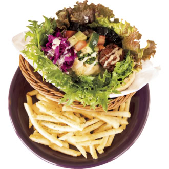 ピタパンとポテトがセットになったファラフェルピタサンドイッチ¥1,550は、自家製フムスやタヒニソース、彩り豊かな野菜もたっぷりで、食べ飽きることのないおいしさ
