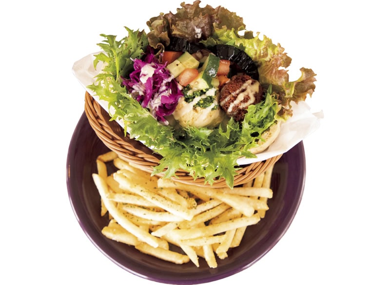 ピタパンとポテトがセットになったファラフェルピタサンドイッチ¥1,550は、自家製フムスやタヒニソース、彩り豊かな野菜もたっぷりで、食べ飽きることのないおいしさ