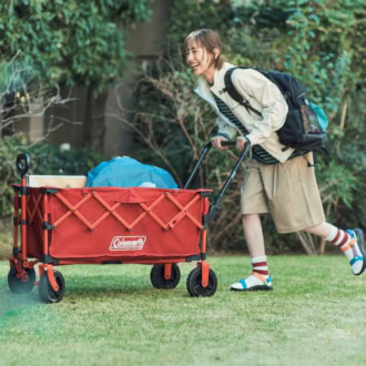 アウトドアワゴンNX[Ｈ98×Ｗ104×D51]￥15,800、アウトドアワゴンプッシュハンドル￥3,960、バックパック ウォーカー25メッシュ[H45×W31×D20]￥8,250、バックパックにつけたキャップ￥3,850（すべてコールマン／コールマン カスタマーサービス）　テニスジャケット￥49,500（シー／エスストア）　ロングTシャツ￥7,700（アングリッド）　ハーフパンツ￥30,580（テラ／ティースクエア プレスルーム）　ソックス￥1,980（オブスキュアソックス／ハイタイド）　サンダル￥12,100（テバ／デッカーズジャパン）