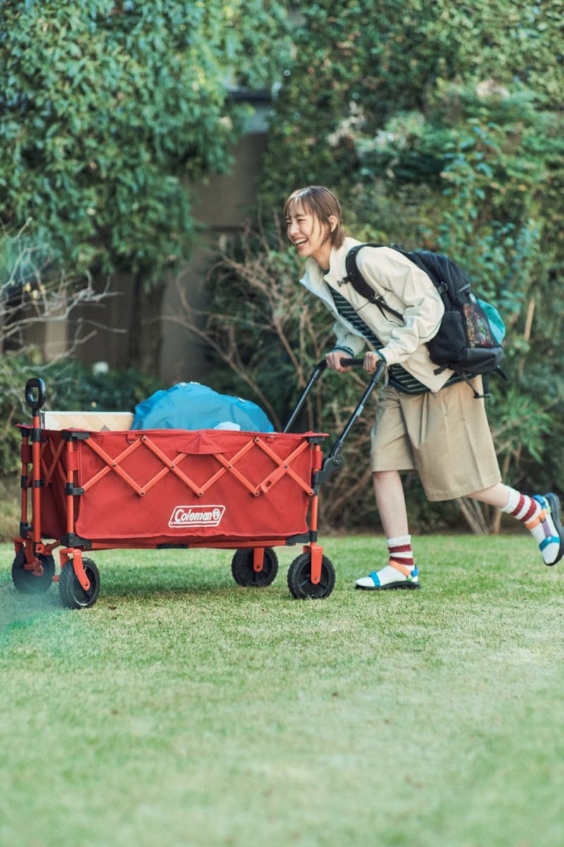 アウトドアワゴンNX[Ｈ98×Ｗ104×D51]￥15,800、アウトドアワゴンプッシュハンドル￥3,960、バックパック ウォーカー25メッシュ[H45×W31×D20]￥8,250、バックパックにつけたキャップ￥3,850（すべてコールマン／コールマン カスタマーサービス）　テニスジャケット￥49,500（シー／エスストア）　ロングTシャツ￥7,700（アングリッド）　ハーフパンツ￥30,580（テラ／ティースクエア プレスルーム）　ソックス￥1,980（オブスキュアソックス／ハイタイド）　サンダル￥12,100（テバ／デッカーズジャパン）