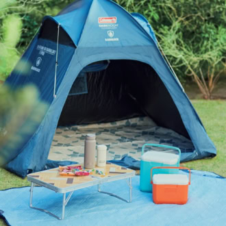 クイックアップシェード DR レインブロック[H125×W200×D150]￥13,750、（中に敷いたマット）ピクニックマット クリスタル[H145×W200]￥4,290、（外に敷いたシート）クールタッチレジャーシート[H145×W200]￥5,830、テイク9 ミント[H27.5×W29.5×D21]￥3,300、テイク6 オレンジ[Ｈ１4×W23×D16]￥2,420、真空断熱ステンレスボトル グレージュ（750ｍＬ）￥4,400、真空断熱ステンレスボトル ミルク（300mL）￥3,960、ナチュラルパズルミニテーブル[H24×W70×D40]￥4,510（すべてコールマン／コールマン カスタマーサービス）