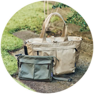 ユニウォーカートート[H35×W52×D16]￥9,900、ユニウォーカーサコッシュ[H21×W31×Ｄ8]￥3,960（ともにコールマン／コールマン カスタマーサービス）