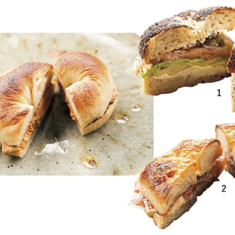 人気のベーグルサンドは、店頭で焼きたてを頰張りたい。ゴマ、ポピーシードなどをトッピングしたエブリシング、チーズ、プレーンの３種から好みのベーグルを選べる。1.ボリューミーなスモークサーモン＆アボカドサンド ¥1,100。　2.意外な組み合わせにハマる生ハム＆ハニー ¥990。 3.ザクザクと歯応えのある手作りのピーナッツバターサンド¥650。