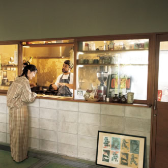 オープンキッチンでは店主の金城さんがベーグルサンドやサンドイッチを調理