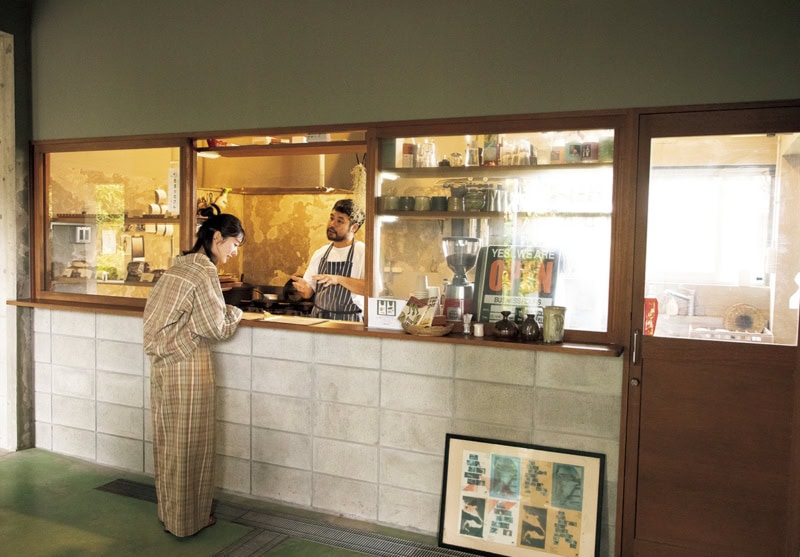 オープンキッチンでは店主の金城さんがベーグルサンドやサンドイッチを調理