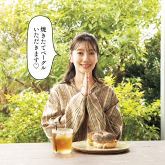 コモンズのベーグルサンドを前に手を合わせる波瑠さん「焼きたてベーグルいただきます♡」