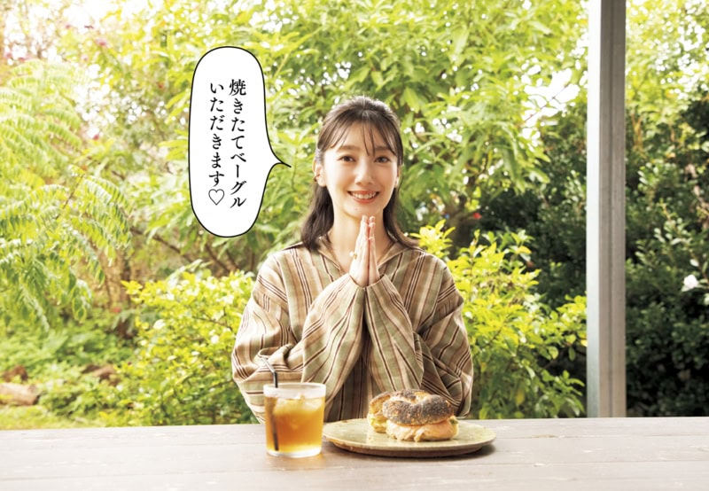 コモンズのベーグルサンドを前に手を合わせる波瑠さん「焼きたてベーグルいただきます♡」