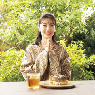 【波瑠の沖縄クラフト旅】パリもち食感に感動！ 〈コモンズ〉のベーグルサンドを舌鼓