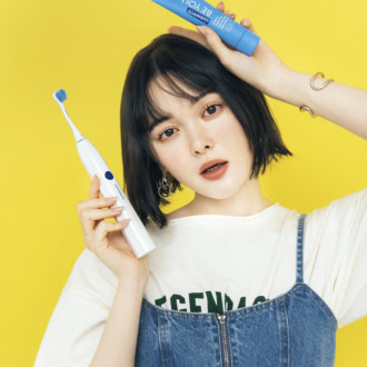 Tシャツ￥6,490、キャミソール￥9,350（ともにアバハウス マヴィ／アバハウスインターナショナル オンラインストア）　イヤリング￥26,400（Sa.Ya.）、バングル￥132,000（スキャット／ともにロードス）