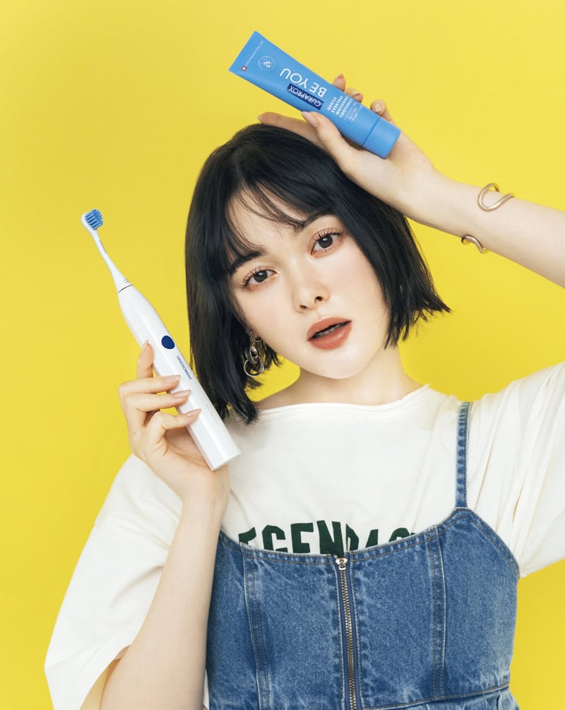 Tシャツ¥6,490、キャミソール¥9,350(ともにアバハウス マヴィ/アバハウスインターナショナル オンラインストア) イヤリング¥26,400(Sa.Ya.)、バングル¥132,000(スキャット/ともにロードス)
