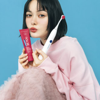 スウェット￥9,680（アバハウス マヴィ／アバハウスインターナショナル オンラインストア）　チュールスカート￥26,400（ハニーミーハニー）
