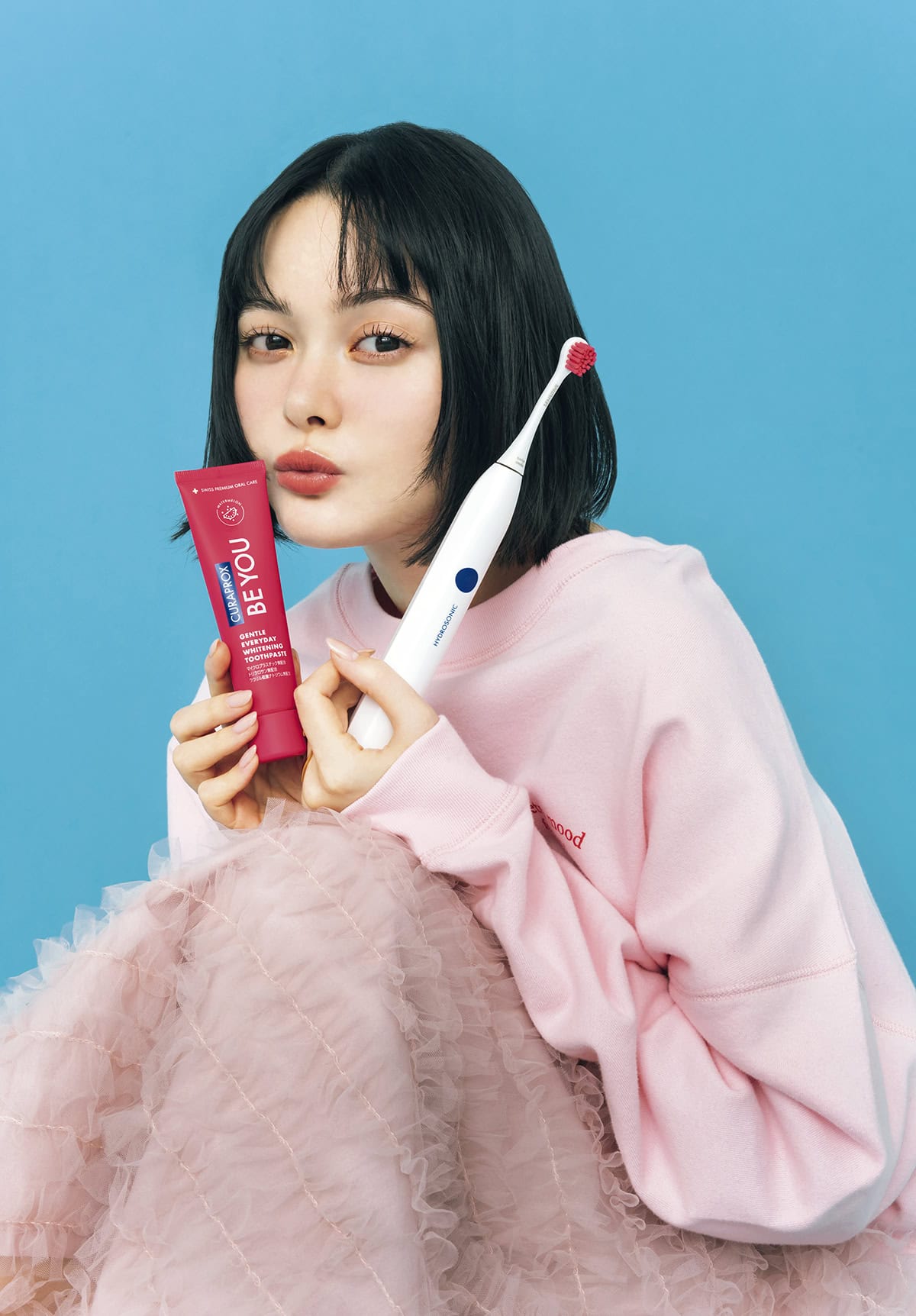 スウェット￥9,680（アバハウス マヴィ／アバハウスインターナショナル オンラインストア）　チュールスカート￥26,400（ハニーミーハニー）